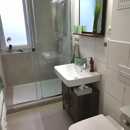 Bohnapartments Blume 77 Fur 9 Personen - 2 Balkone - Wlan - Nahe Petersberg - Domplatz